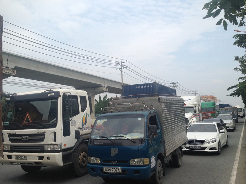 Xe tải gây tai nạn liên hoàn, húc cây xanh trên xa lộ - ảnh 2